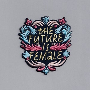 El futuro es femenino Parche termoadhesivo bordado con el mensaje feminista &quot;El futuro es femenino&quot;