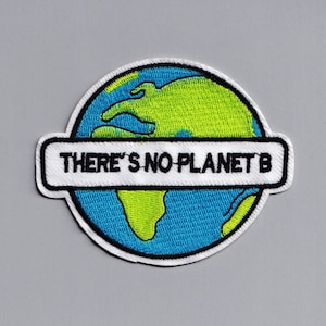 Puede incluir: Parche bordado blanco con un globo terráqueo azul y verde y el texto "THERE'S NO PLANET B".