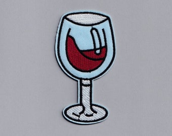 Può includere: Un bicchiere di vino rosso con un contorno bianco e un riempimento di vino rosso. Il bicchiere è su uno sfondo bianco.