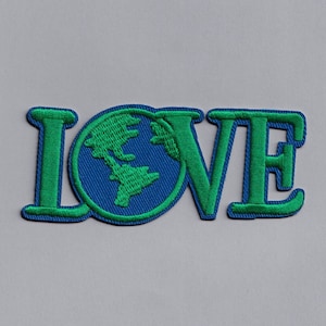 Parche bordado termoadhesivo "Ama la Tierra" para ecologistas y activistas ambientales.