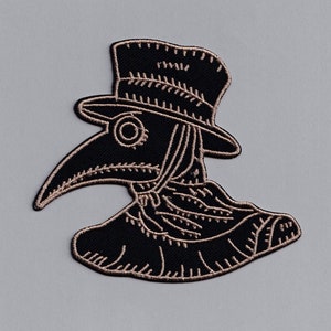 Puede incluir: Parche bordado en blanco y negro de un médico de la peste con un sombrero y una máscara de pico largo.