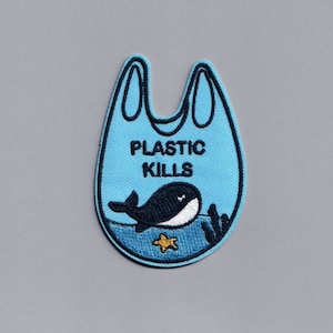 Può includere: Toppa ricamata blu a forma di sacchetto di plastica con il testo "Plastic Kills" e una balena di cartone animato all'interno.