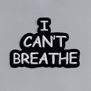 Könnte beinhalten: Schwarzer und weißer gestickter Aufnäher mit dem Text "I Can't Breathe" in weißen Buchstaben.