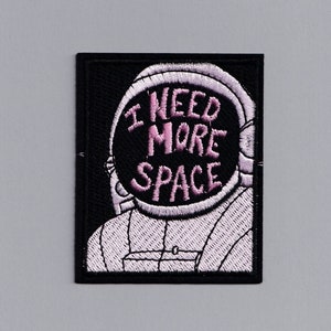 Toppa ricamata con scritta &quot;I Need More Space&quot; da applicare con il ferro da stiro.