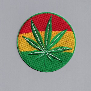 Parche redondo tricolor bordado de marihuana rastafari para planchar