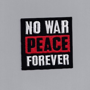 Puede incluir: Parche bordado negro con texto blanco que dice "NO WAR PEACE FOREVER". La palabra "PEACE" está en rojo.