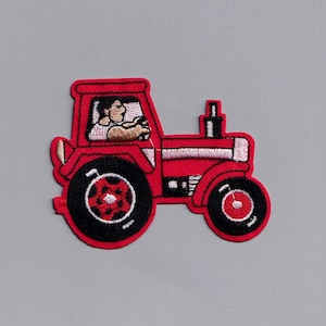 Peut inclure: Patch brodé rouge à repasser représentant un tracteur avec une personne au volant.