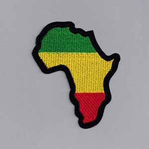 Puede incluir: Un parche bordado con forma del continente africano con los colores de la bandera panafricana: verde, amarillo y rojo.
