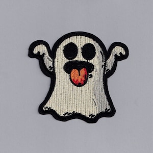 Könnte beinhalten: Ein weißer Geist mit schwarzen Umrissen und einer roten Zunge, die herausstreckt. Der Geist hat zwei schwarze Augen und einen schwarzen Mund.