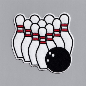 Pode incluir: Um remendo bordado que apresenta uma bola de boliche e dez pinos de boliche em um esquema de cores branco e vermelho. Os pinos de boliche estão dispostos em uma formação triangular com a bola de boliche na frente.