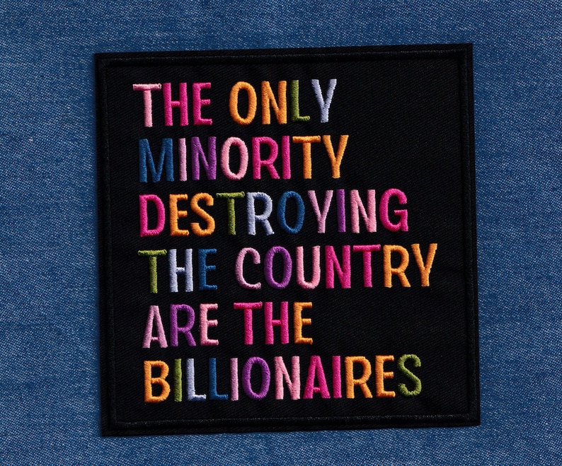Pu&ograve; includere: Toppa ricamata nera con la scritta "THE ONLY MINORITY DESTROYING THE COUNTRY ARE THE BILLIONAIRES" in vari colori. La toppa &egrave; quadrata e ha un bordo nero. Lo sfondo &egrave; in denim blu.
