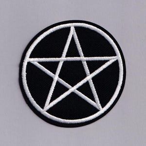 Op de afbeelding: Zwarte ronde patch met een wit pentagram ontwerp. Het pentagram, een vijfpuntige ster in een cirkel, is geborduurd met wit garen op een zwarte achtergrond. Geschikt voor kleding of accessoires.