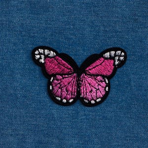 Broderad rosa fjärilslapp med strykfunktion för insekter för kläder bild 2
