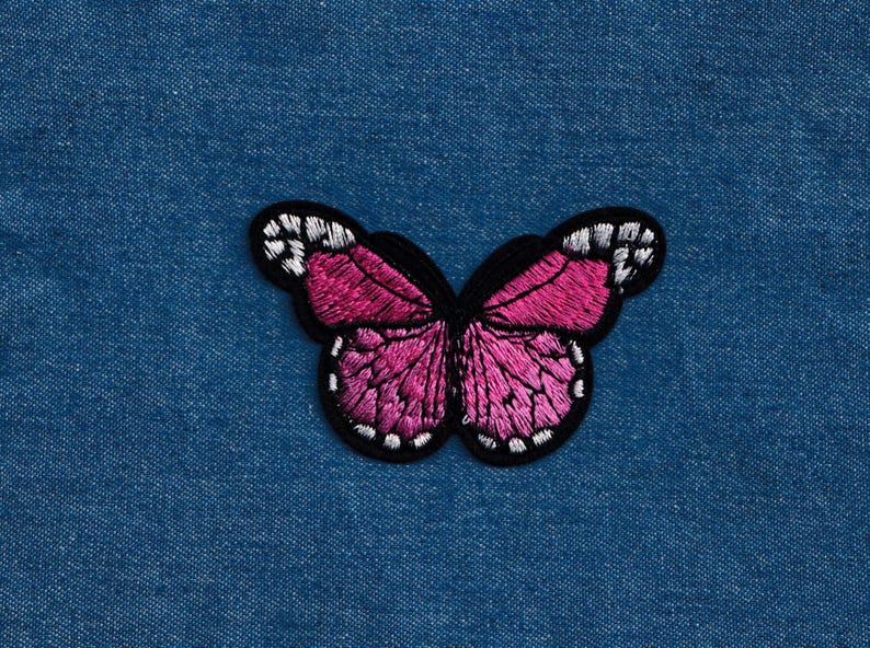 Broderad rosa fjärilslapp med strykfunktion för insekter för kläder bild 2