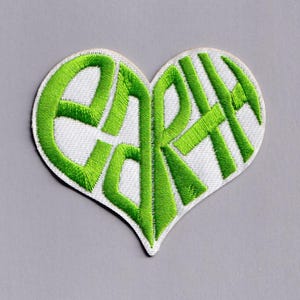 Op de afbeelding: Geborduurde patch in de vorm van een hart met het woord "EARTH" in heldergroene kleur. De patch heeft een witte achtergrond en een groene rand. Ideaal om op kleding of accessoires te naaien of te strijken.
