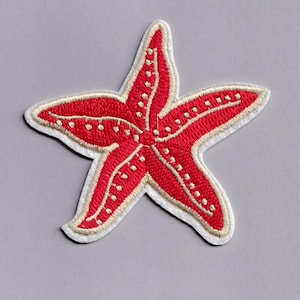 Puede incluir: Parche bordado de estrella de mar roja con borde blanco y detalles crema. La estrella de mar tiene cinco brazos con pequeños puntos blancos en los bordes. Adecuado para añadir a ropa, bolsos u otros artículos de tela.