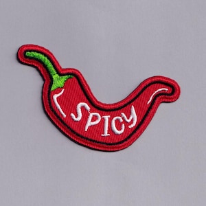 Puede incluir: Parche bordado de pimiento rojo con la palabra "Spicy" en escritura blanca. El parche tiene un tallo verde y un borde negro, perfecto para añadir estilo a la ropa o accesorios.