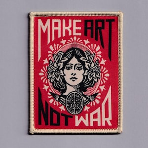 Könnte beinhalten: Ein rechteckiger roter Aufnäher mit den Worten "MAKE ART NOT WAR" in Weiß und Schwarz. Der Aufnäher zeigt eine Schwarz-Weiß-Illustration eines Frauengesichts, umgeben von floralen Elementen.