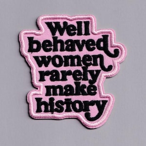 Peut inclure: Écusson brodé rose avec le texte noir « Well behaved women rarely make history ». Le patch a un bord festonné et est conçu pour être appliqué sur des vêtements ou accessoires par couture ou repassage.