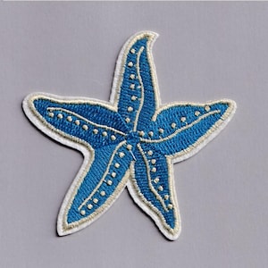 Peut inclure: Écusson brodé en forme d'étoile de mer bleue avec une bordure blanche et dorée. Le motif de l'étoile de mer présente des coutures détaillées et de petits points blancs. Ce patch est idéal pour les vêtements, les sacs ou autres articles en tissu.