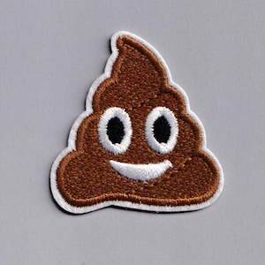 Peut inclure: Écusson brodé représentant un emoji caca souriant. Le patch marron a un contour blanc, des yeux noirs et blancs et une bouche souriante. Un accessoire amusant et fantaisiste pour vêtements ou sacs.