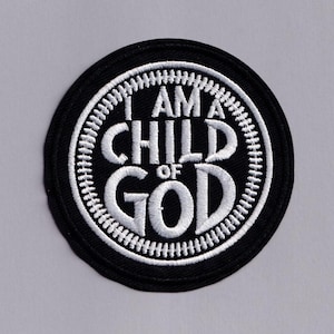 Puede incluir: Un parche redondo bordado en negro con el texto blanco "I AM A CHILD OF GOD". El texto está centrado dentro de un borde blanco cosido. Adecuado para coser en ropa o accesorios.