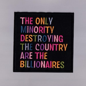 Può includere: Toppa quadrata nera con testo ricamato multicolore. Il testo recita: "THE ONLY MINORITY DESTROYING THE COUNTRY ARE THE BILLIONAIRES."