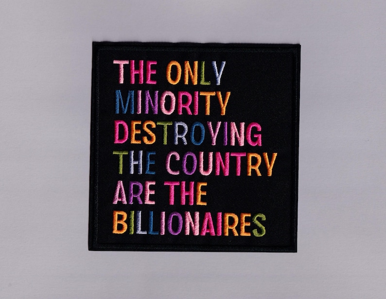 Pu&ograve; includere: Toppa quadrata nera con testo ricamato multicolore. Il testo recita: "THE ONLY MINORITY DESTROYING THE COUNTRY ARE THE BILLIONAIRES."