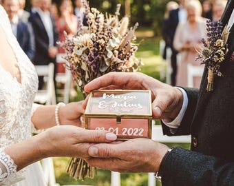 Personalized glass ring box for weddings • Glass box engraved with names and dates • Alternative ring pillow for bride and groom • Engagement and wedding ring box, gold