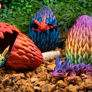 Huevo de dragón con dragón de cristal bebé