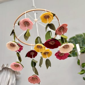 Móvil para cuna con diseño floral, decoración para habitación de niña, regalo para recién nacido