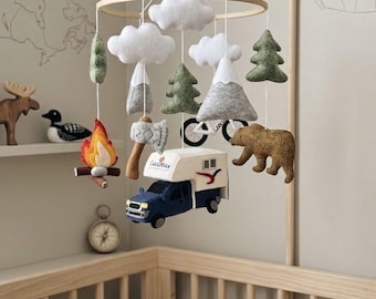 Móvil infantil con temática de camping, con caravana, oso grizzly y montañas para la decoración de la habitación del bebé.