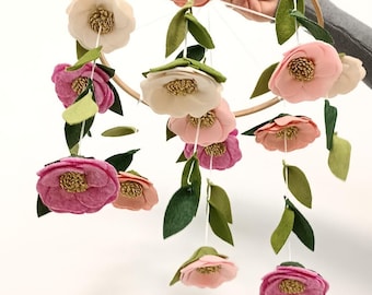 Móvil floral para cuna, con flores de camelia y orquídea, decoración natural para la habitación de una niña.