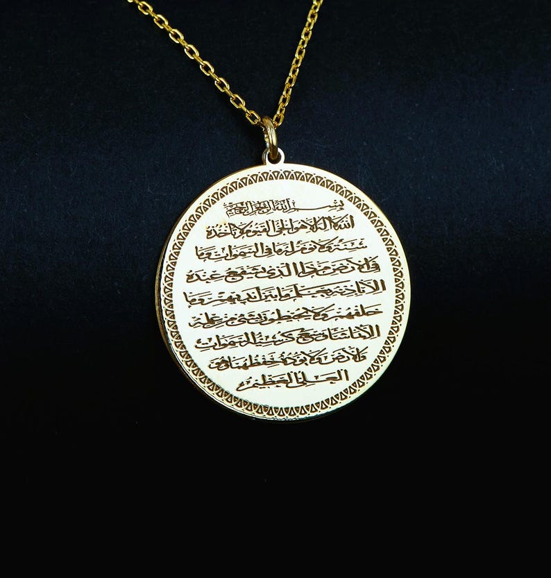 This elegant Ayatul Kursi Necklace is a powerful piece of Islamic jewelry, beautifully handcrafted with deep spiritual meaning. Engraved with Ayatul Kursi (Surah Al-Baqarah, verse 255) – also known as the “Throne Verse” – this pendant represents protection, strength, and divine blessings.