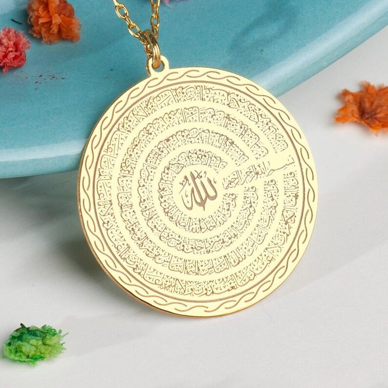 Four Quls Necklace written Necklace can be worn every day. It is made by hand in our workshop with care. All our jewelry is the most elegant choice for the bridesmaids, friends, your loved ones and for yourself. It is also a fact that silver jewelry improves blood circulation and provides electricity and makes you feel awake. 

Four Quls (Ikhlas, Falaq, An-Nas, Kafirun Surah)  Necklace  written Necklace
• Material: High Quality Solid 925 Sterling Silver (100%).
• Finish: Sterling Silver