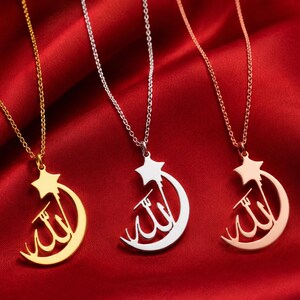 Peut inclure: Trois colliers avec un pendentif en forme de croissant de lune et d'&eacute;toile portant une calligraphie arabe. L'ensemble comprend un pendentif en m&eacute;tal dor&eacute;, argent&eacute; et rose dor&eacute;, chacun suspendu &agrave; une fine cha&icirc;ne &agrave; maillons assortie.