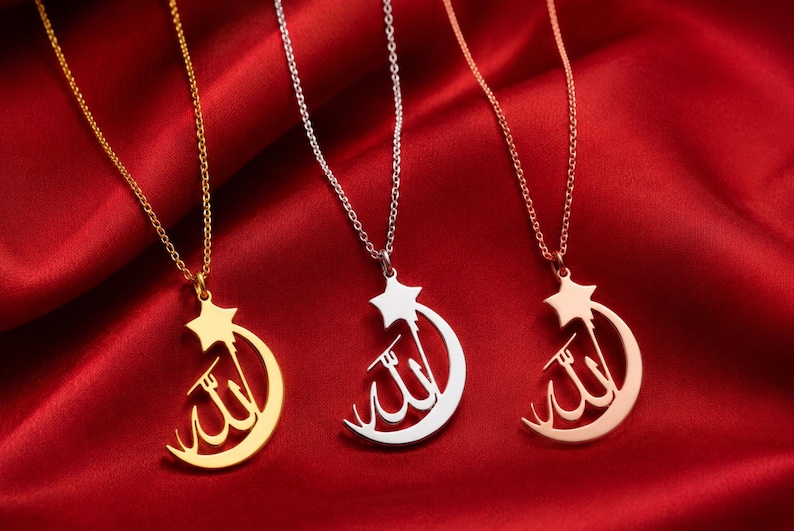 Peut inclure: Trois colliers avec un pendentif en forme de croissant de lune et d'&eacute;toile portant une calligraphie arabe. L'ensemble comprend un pendentif en m&eacute;tal dor&eacute;, argent&eacute; et rose dor&eacute;, chacun suspendu &agrave; une fine cha&icirc;ne &agrave; maillons assortie.