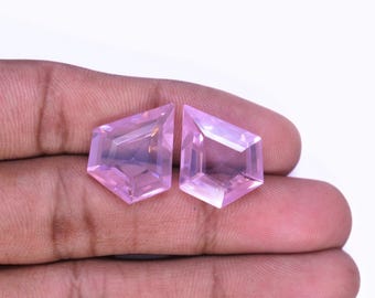 Coppia di orecchini con pietre preziose naturali in zircone rosa, zircone sfaccettato taglio diamante, colore rosa.