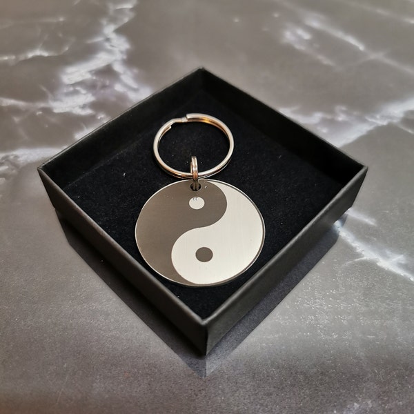 Porte-clés rond en acier inoxydable argenté - 35mm - Logo Ying Yang - Super Haute Qualité - Gravé au laser - Texte personnalisé au dos.