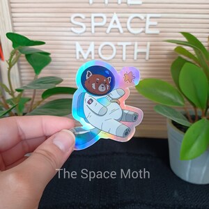Astronaut Roter Panda Holographischer Aufkleber | Süßer Tieraufkleber | Wasserfest Holo Aufkleber | Astronaut Tier | Weltraum Thema Sticker |