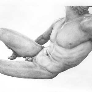 Op de afbeelding: Een zwart-witte potloodtekening van een naakt mannelijk figuur dat op een witte achtergrond ligt.