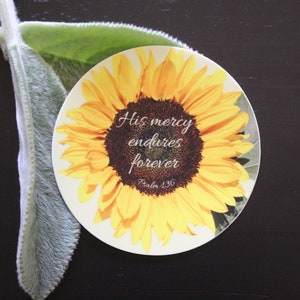 Adesivo Girasole His Mercy / Adesivo Cristiano o Cattolico / Salmo 136 / Adesivo Vinile Fede Bibbia Bottiglia d'Acqua per Laptop / Misericordia di Dio