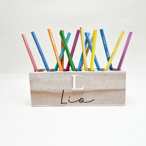 Personalisierter Holz-Stiftehalter Das ideale Accessoire für den organisierten Schreibtisch eine perfekte Geschenkidee zum Schulstart mit Buchstaben