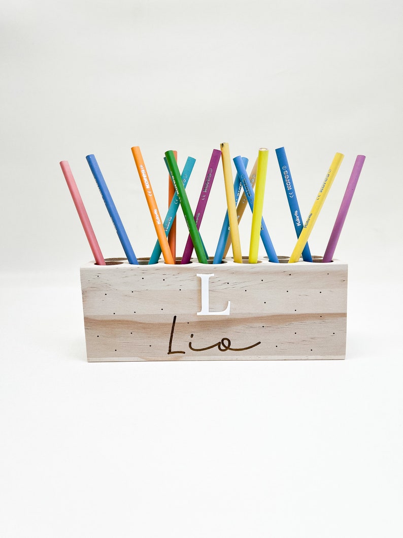 Personalisierter Holz-Stiftehalter Das ideale Accessoire für den organisierten Schreibtisch eine perfekte Geschenkidee zum Schulstart mit Buchstaben