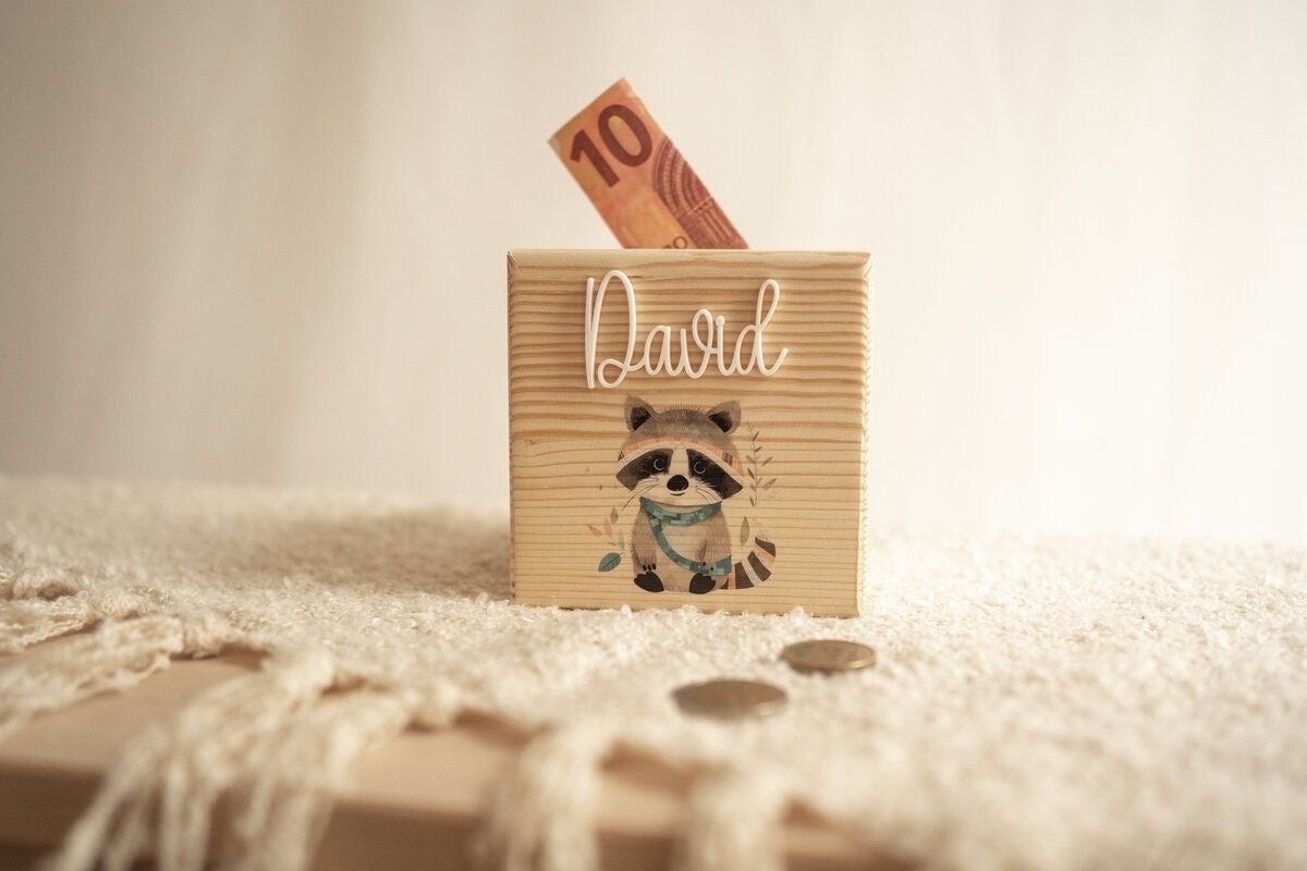 Personalized wooden money box for children: securely lockable and decorative. Ideal gift for birthdays, christenings or Easter.