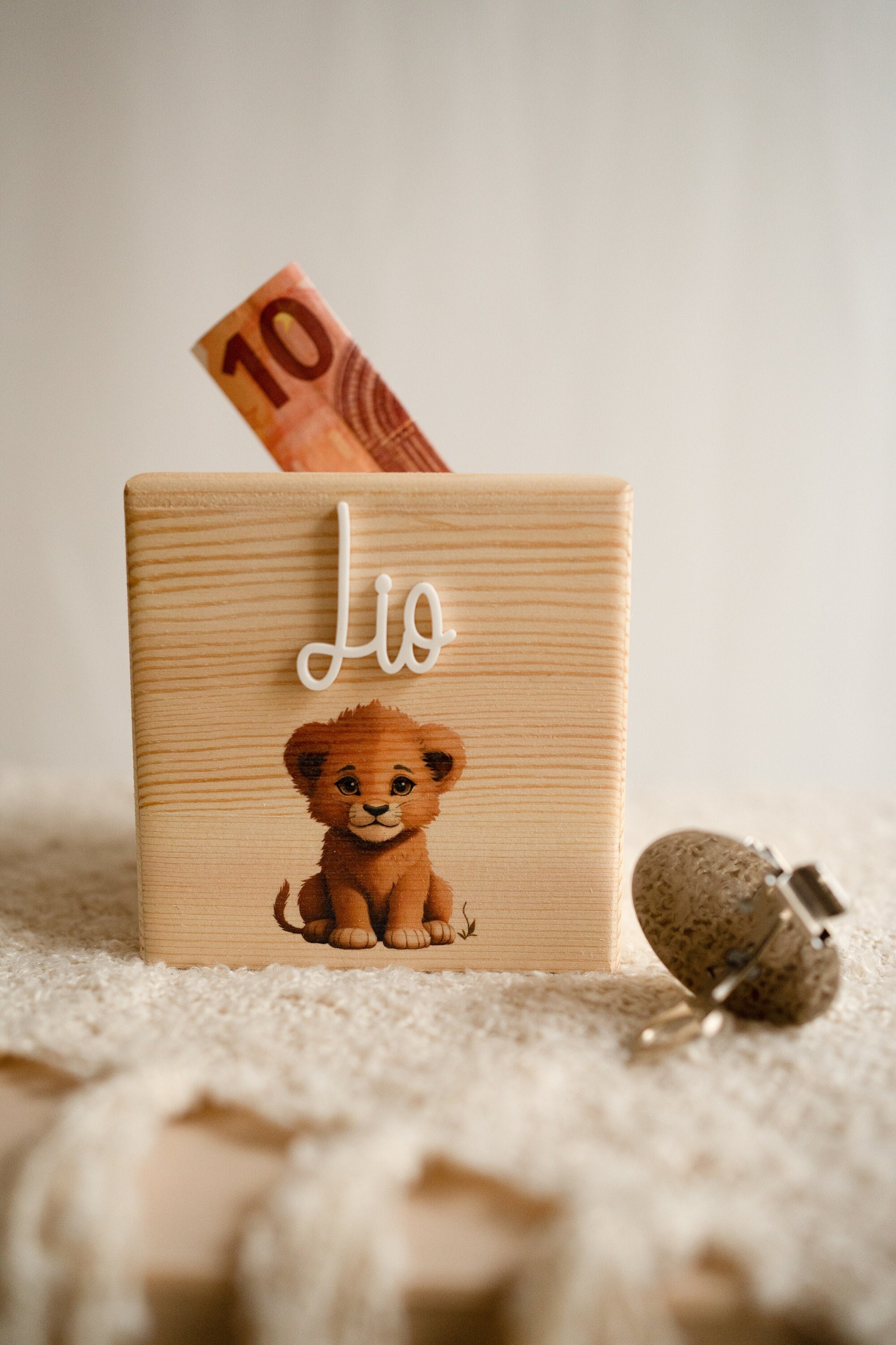 Personalized wooden money box for children: securely lockable and decorative. Ideal gift for birthdays, christenings or Easter.