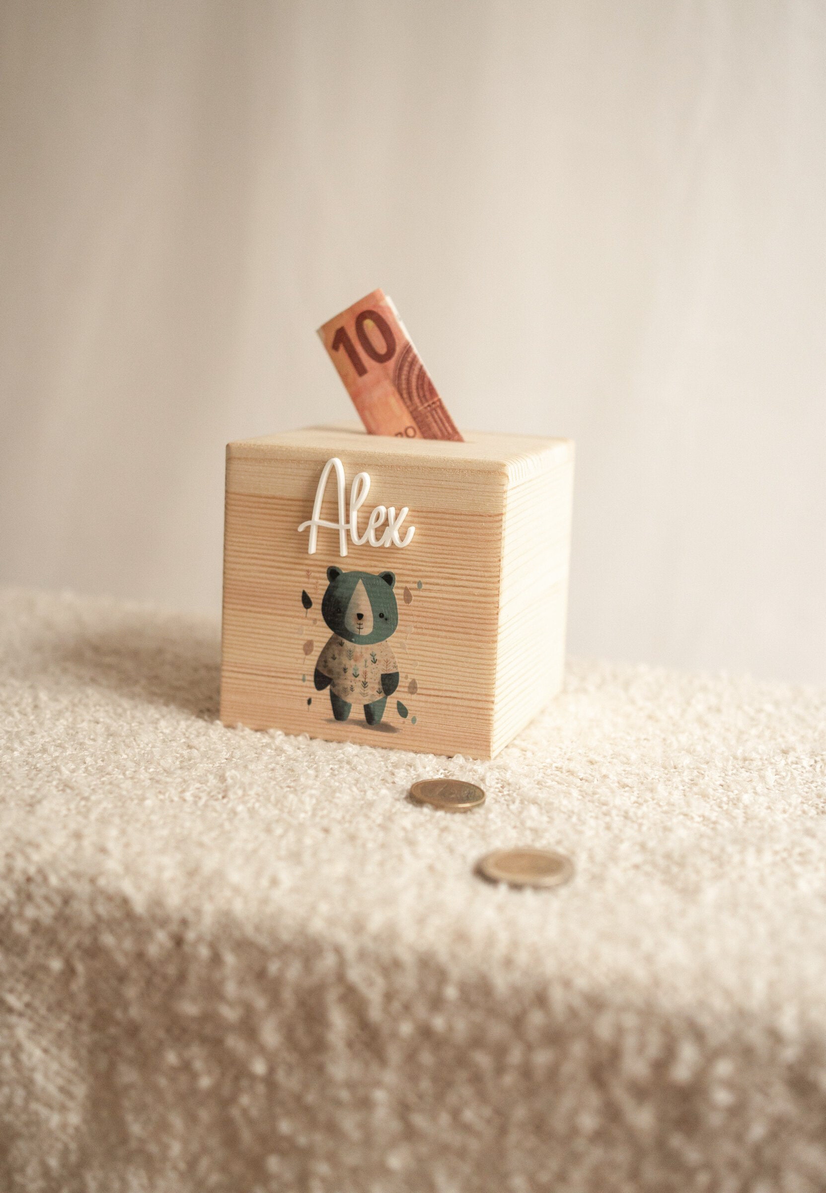Personalized wooden money box for children: securely lockable and decorative. Ideal gift for birthdays, christenings or Easter.