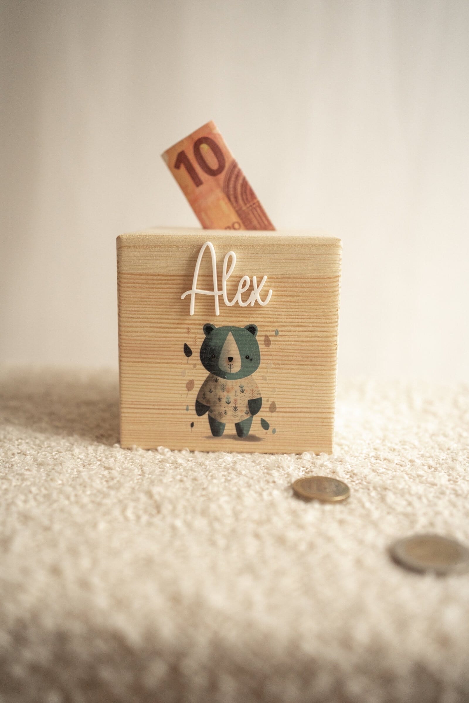 Personalized wooden money box for children: securely lockable and decorative. Ideal gift for birthdays, christenings or Easter.