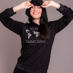 Schmaler Kapuzenpullover mit silberfarbenem Aufdruck aus Bio-Baumwollsweat