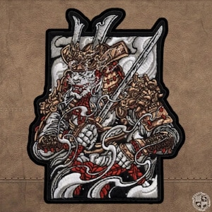 Peut inclure: Écusson brodé représentant un samouraï en armure, tenant deux épées. Le design utilise du blanc, du rouge, de l'or et du noir, avec des détails complexes sur l'armure et une pose dynamique. Le patch a une bordure noire. Thème: culture japonaise.